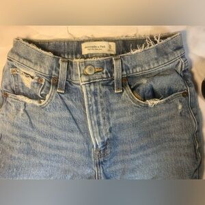 Abercrombie & Fitch High Rise Mom Jean - Size 25/0 - Light Wash Distressed